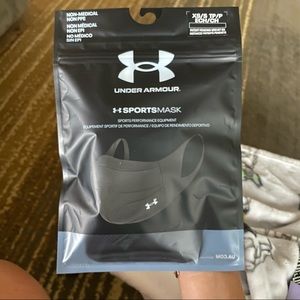 UNDER ARMOUR SPORTSMASK XS/S- NWT